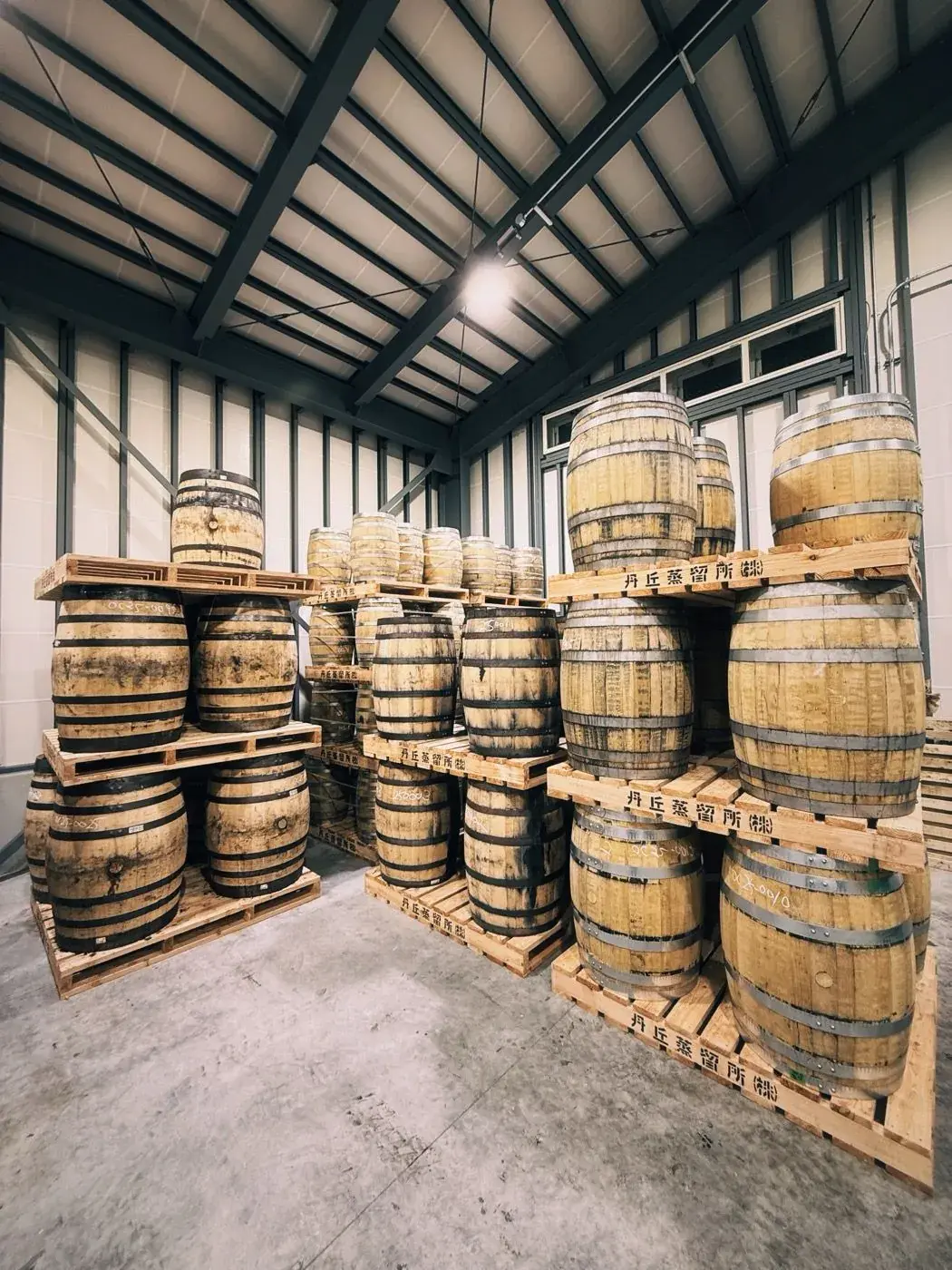 樽貯蔵庫 — バーボン、シェリー、ミズナラ樽が静かに眠る