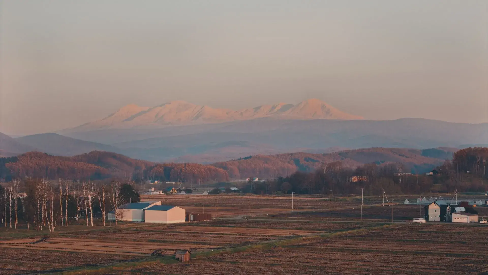 夕暮れの大雪山と東川町の空撮写真